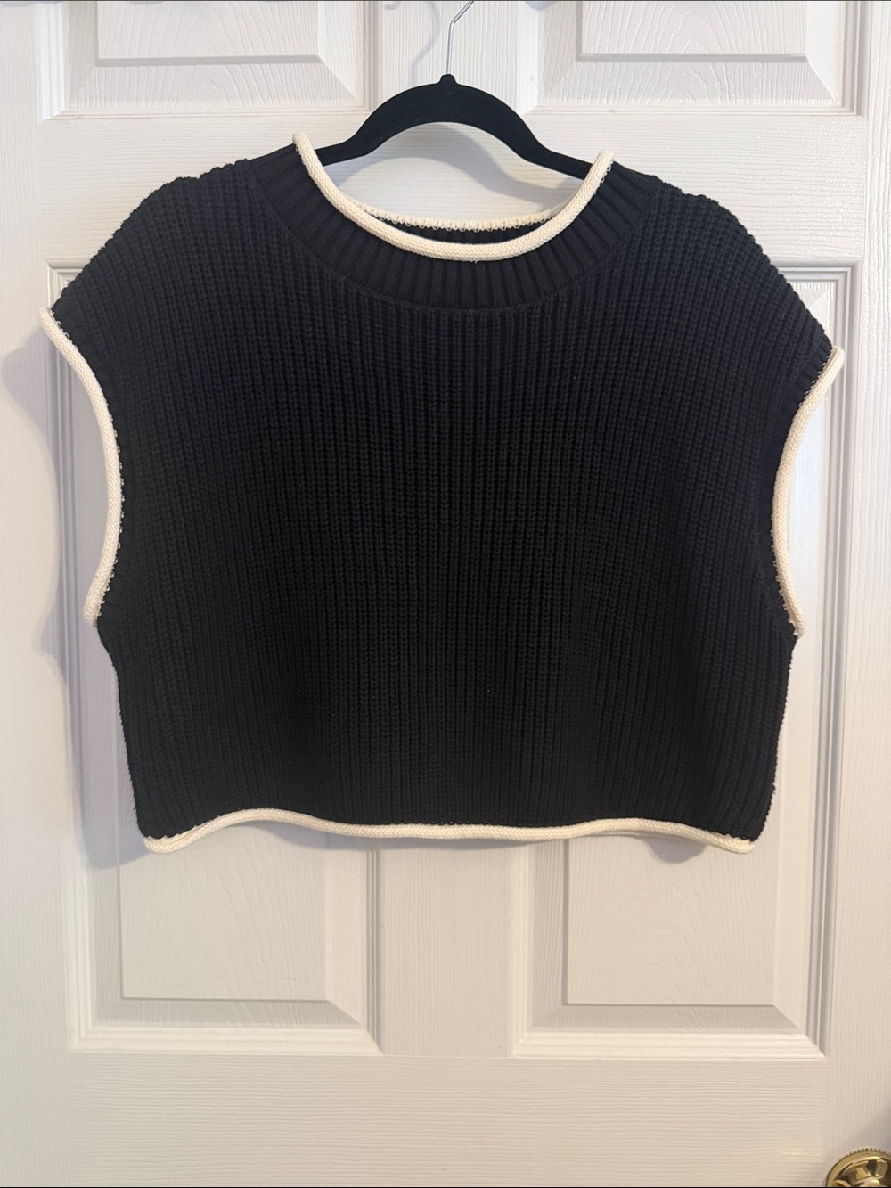 Pants Store Black Cropped Sleeveless Sweater w/ White Contrast Trim Sz Large
